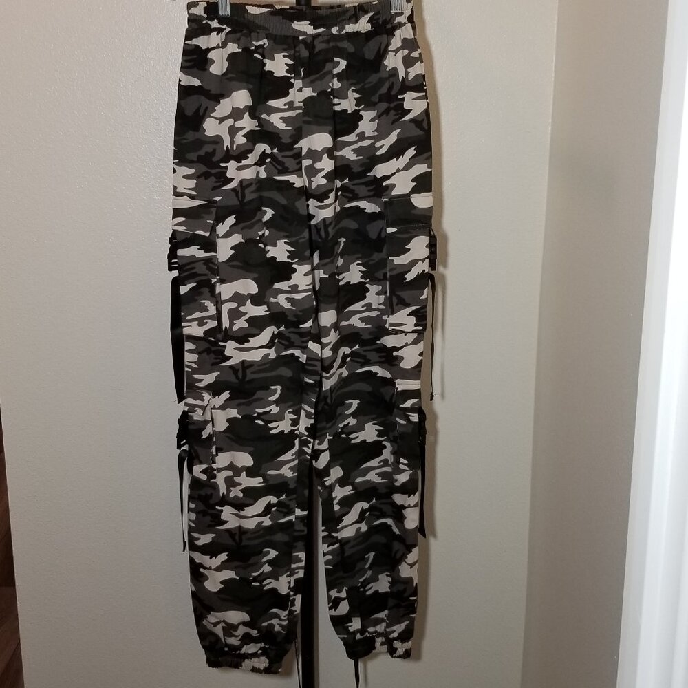 Pretty Little Thing Womens Size 6 Pants Cargo Gray Camo High Rise Streetwear NWT